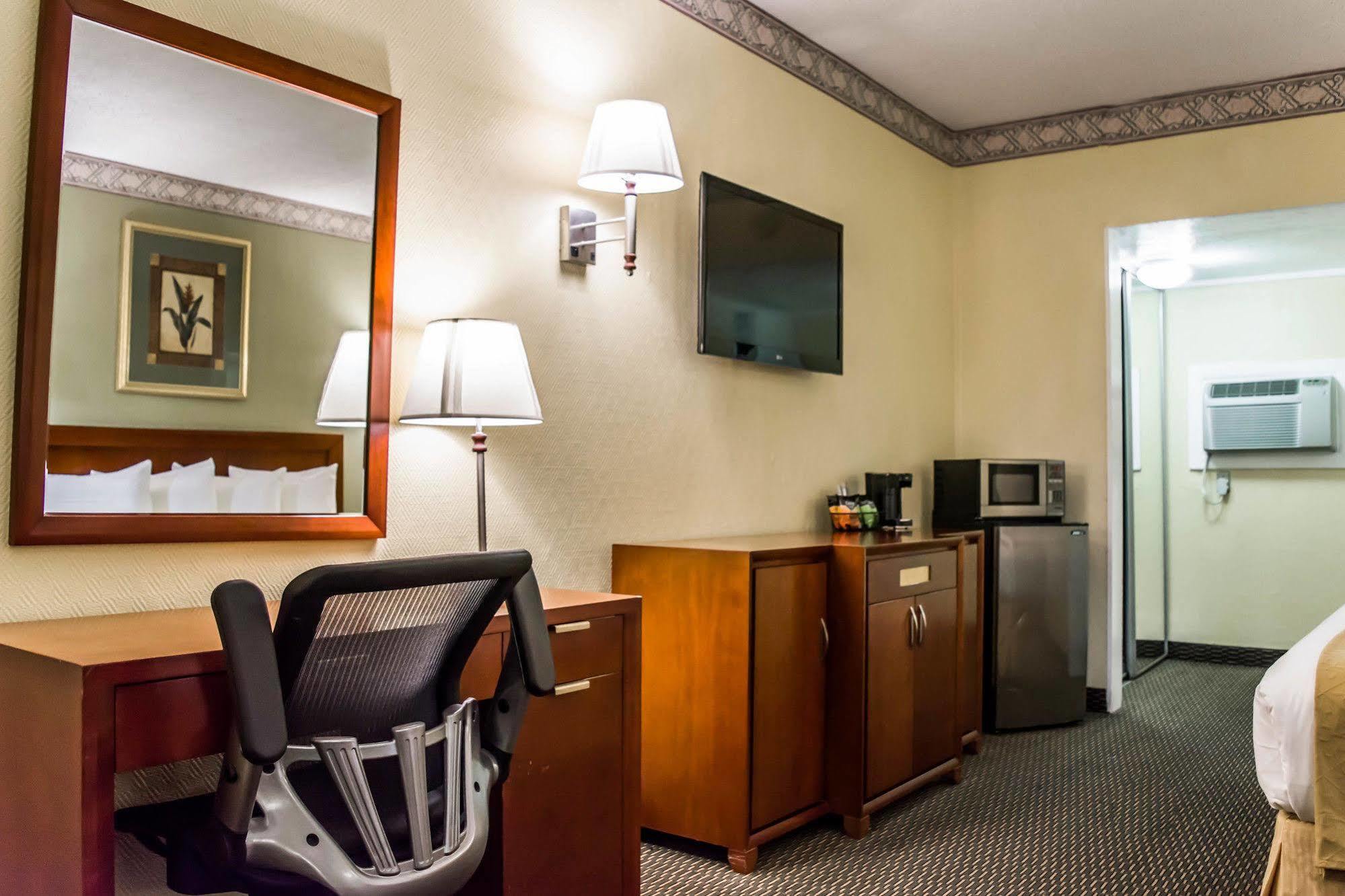 Quality Inn Airport - Cruise Port Тампа Екстериор снимка